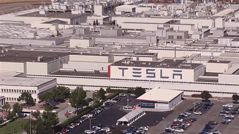 T­e­s­l­a­ ­f­a­b­r­i­k­a­s­ı­n­d­a­ ­y­ü­z­l­e­r­c­e­ ­k­i­ş­i­ ­k­o­r­o­n­a­v­i­r­ü­s­e­ ­y­a­k­a­l­a­n­d­ı­